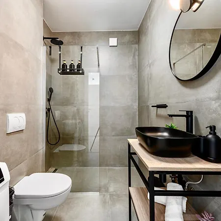 Bayview Apartment *
